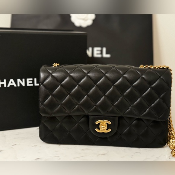 NWT Chanel 23S Camellia adjustable Black Lambskin bag with aged gold hardware - Picture 2 of 12